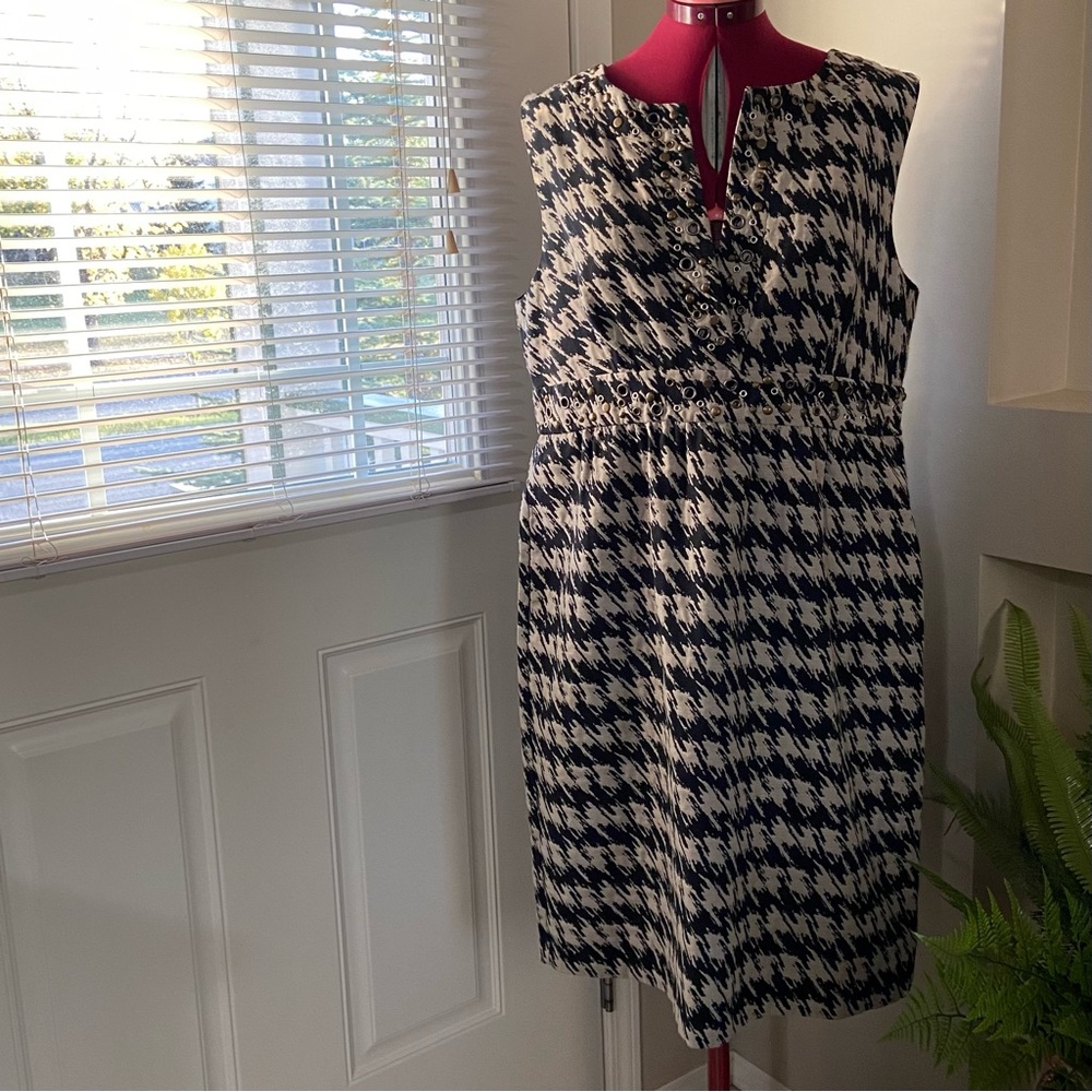 Phase Eight women beige and black houndstooth, sleeveless dress. Size 8. Used.